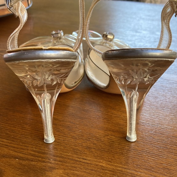 Vintage gorgeous clear vinyl Bow with huge rhinestone on lucite 4” heels - Picture 3 of 8